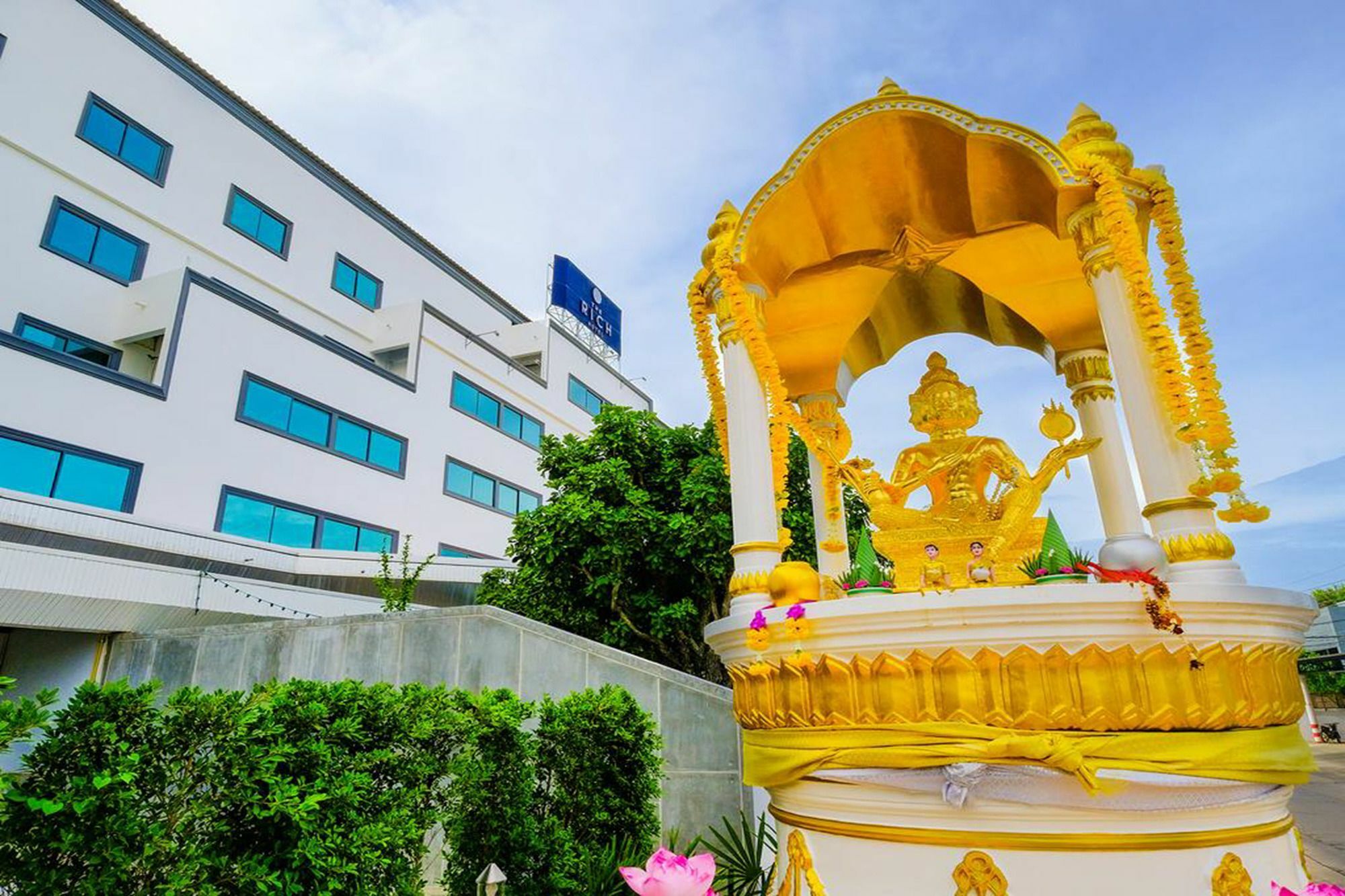 The Rich Hotel Nakhonratcsaszima Kültér fotó