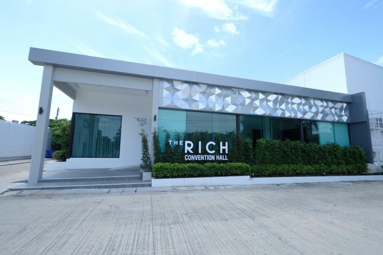 The Rich Hotel Nakhonratcsaszima Kültér fotó